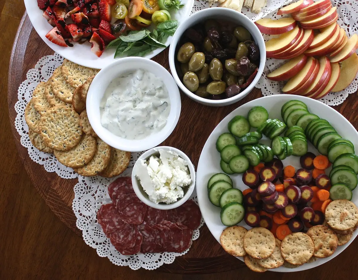 Assiette composée de légumes et fruits variés et colorés