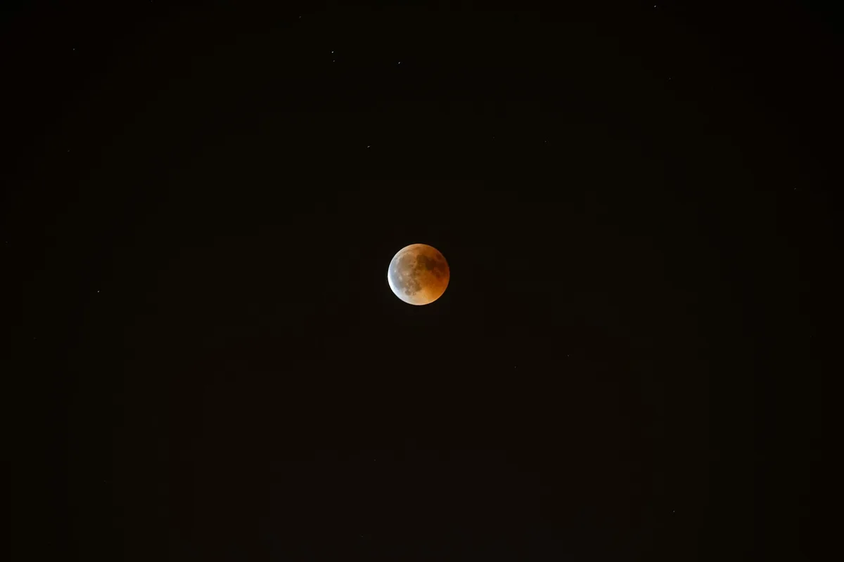 Dispositif de projection par trou d'épingle pour observer une éclipse en toute sécurité