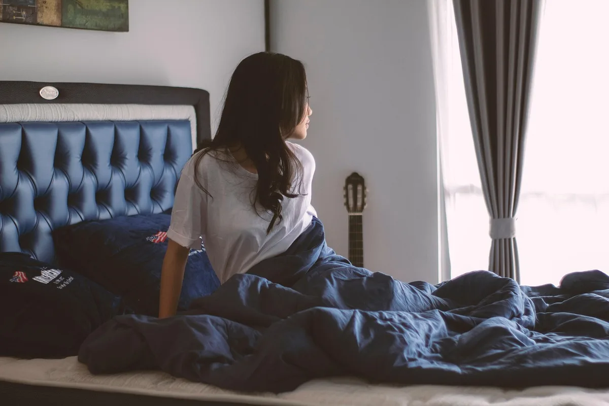 Rideaux occultants installés dans une chambre bien éclairée