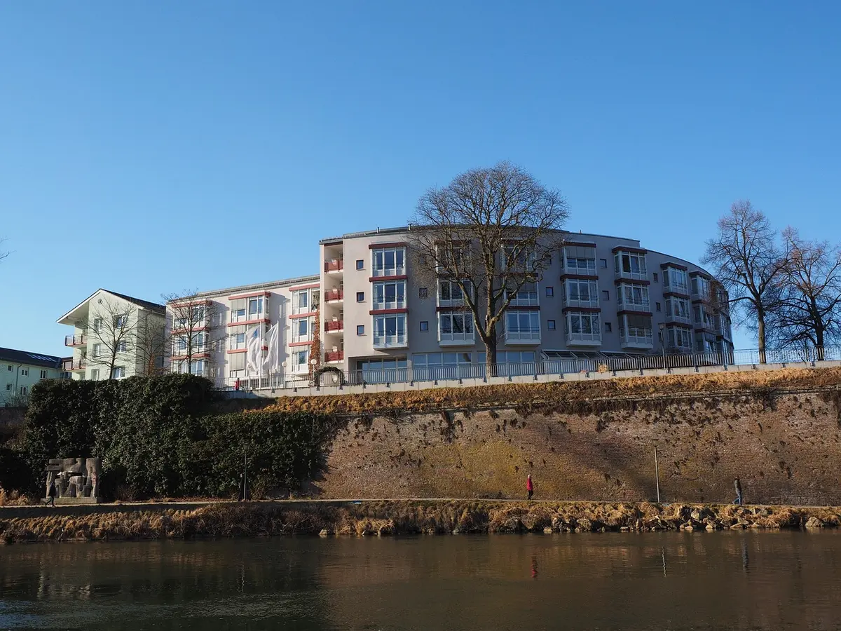 Personne pratiquant renforcement musculaire léger à la maison près d'une fenêtre