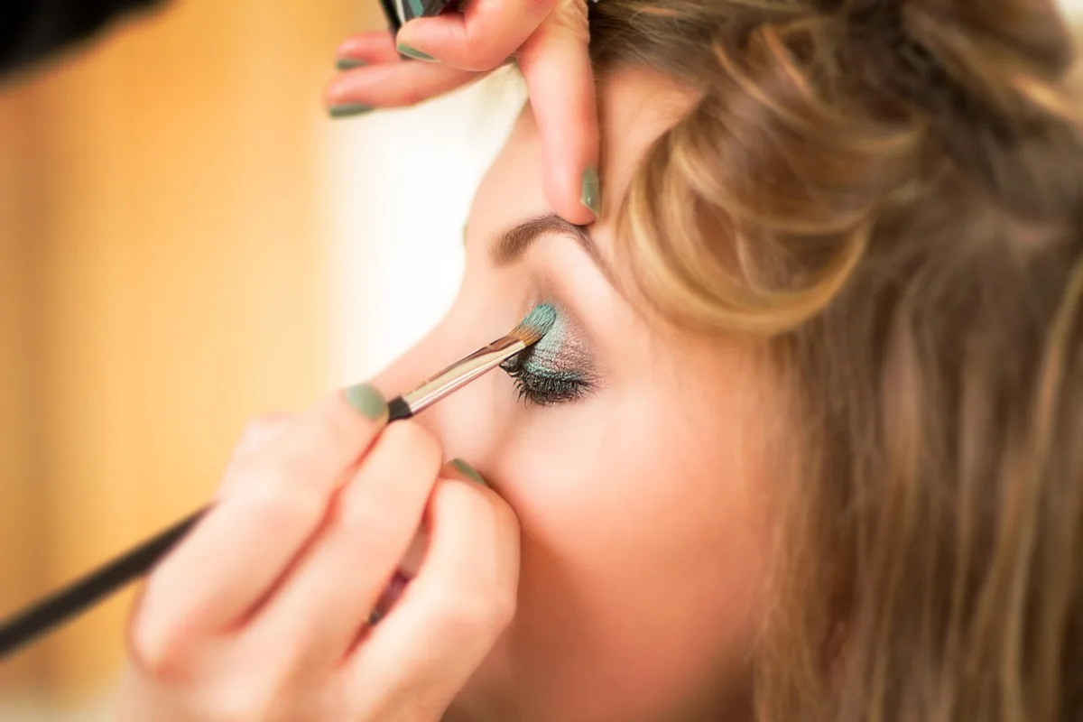 Application d'un sérum hydratant et d'un gel contour des yeux sur le visage