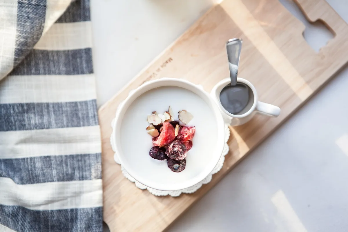 Bol contenant yaourt, fruits secs et noix pour un goûter riche en protéines