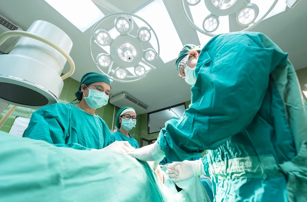 Salle d'opération moderne avec équipements médicaux et instruments chirurgicaux stériles.