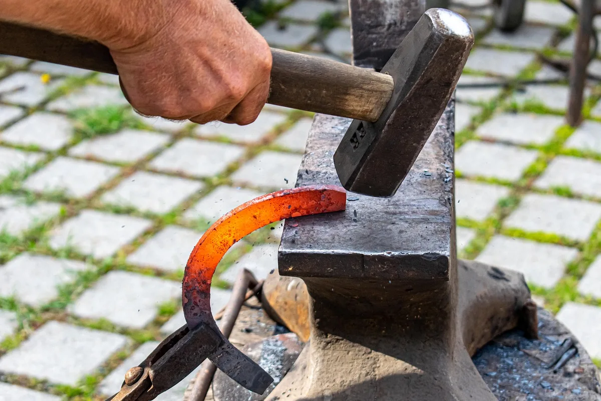 Atelier de forge avec outils de métallurgie traditionnels