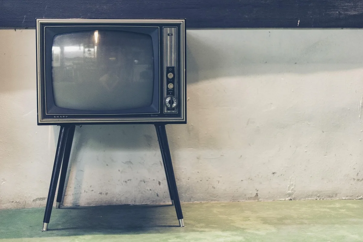 Écran de télévision vintage diffusant une publicité des années 1970