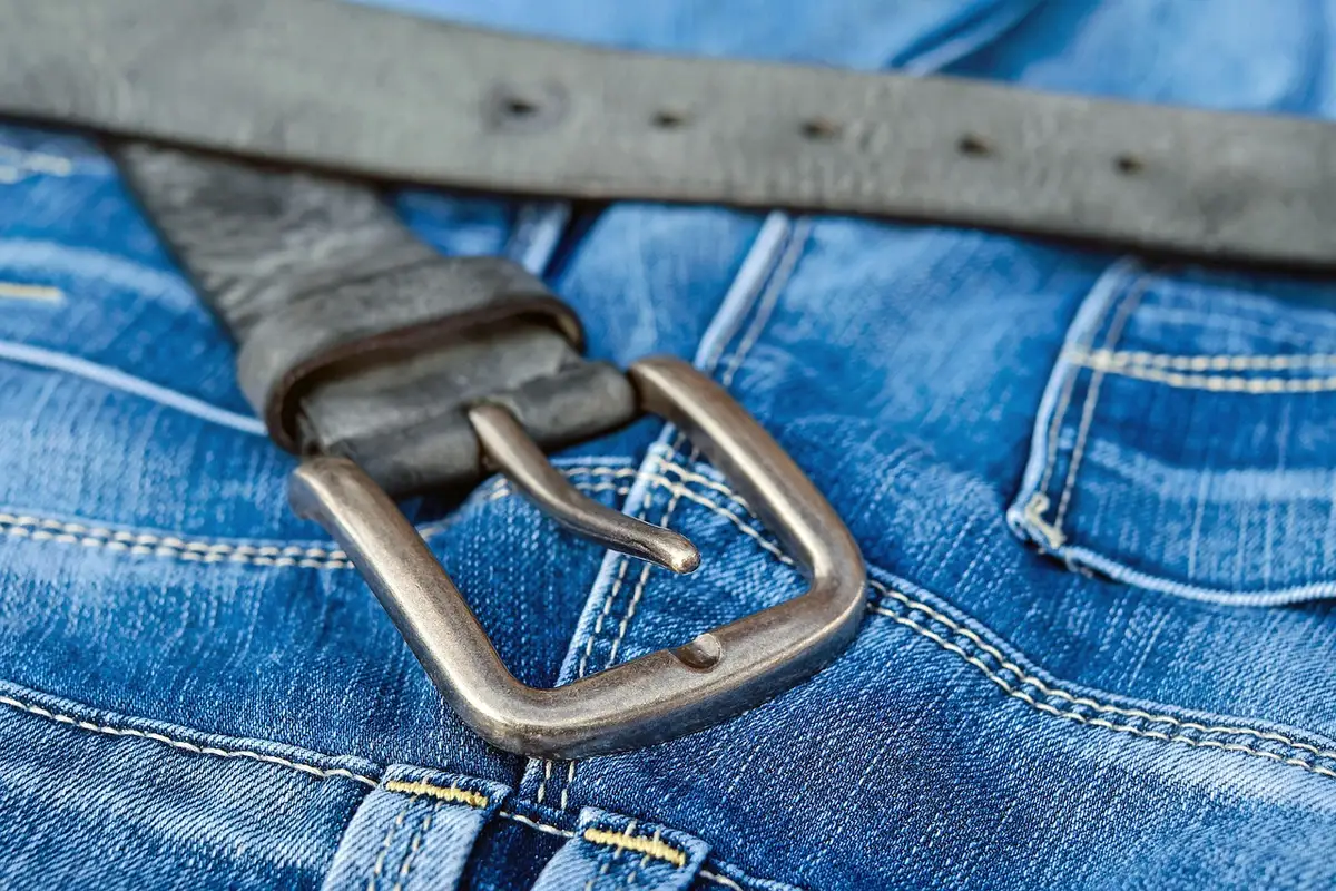 Ceinture large en cuir structurant la taille sur une robe ample