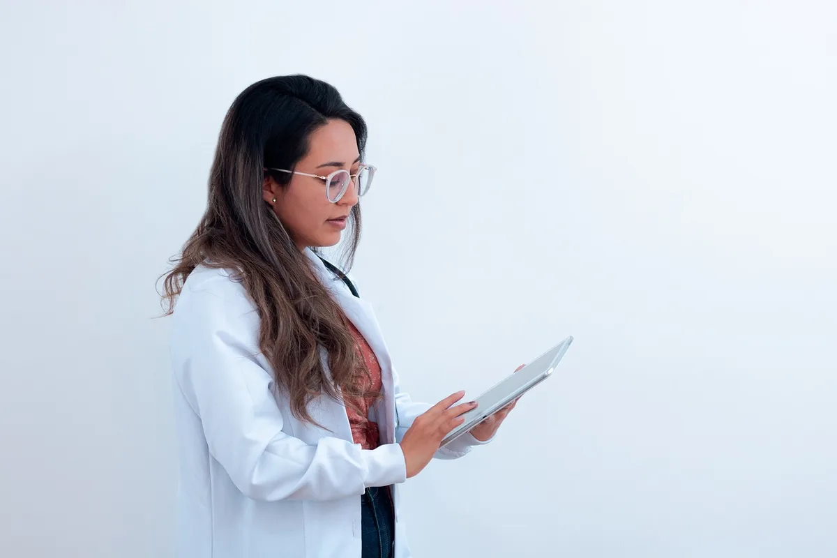Consultation médicale : patient et médecin discutant lors d'une visite.