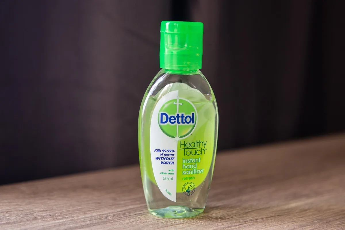 Mains se lavant avec du savon près d'un lavabo clinico-hospitalier