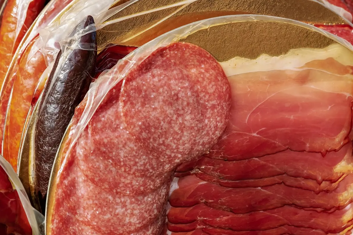 Paquet de jambon sous vide rangé dans un réfrigérateur domestique