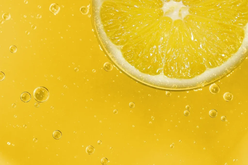 Pichet de limonade aux fraises sur un comptoir ensoleillé