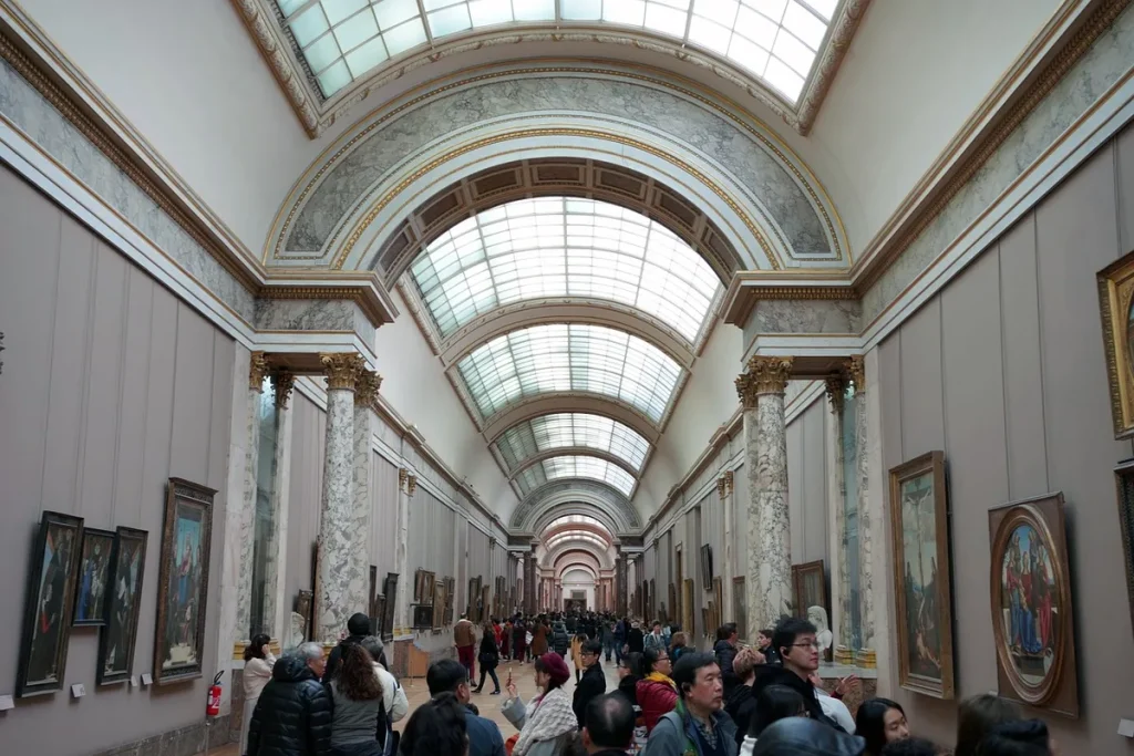 Galerie d'art avec peintures abstraites aux harmonies colorées variées, tons saturés et neutres juxtaposés
