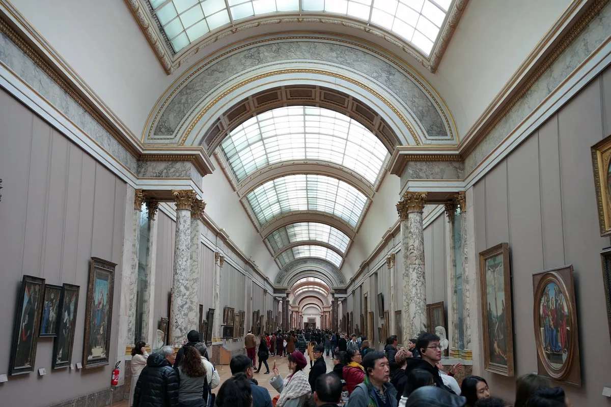 Galerie d'art avec peintures abstraites aux harmonies colorées variées, tons saturés et neutres juxtaposés