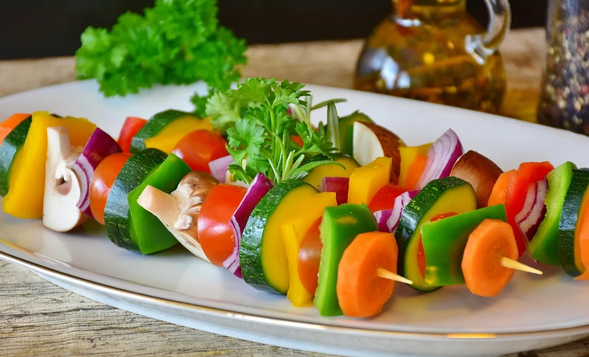 Légumes préparés et rangés dans des boîtes transparentes au réfrigérateur