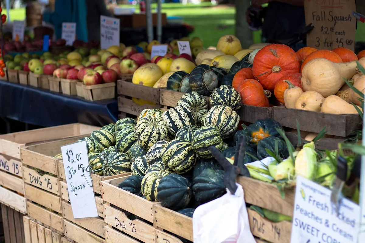 Étal de marché local avec des légumes frais et saisonniers colorés