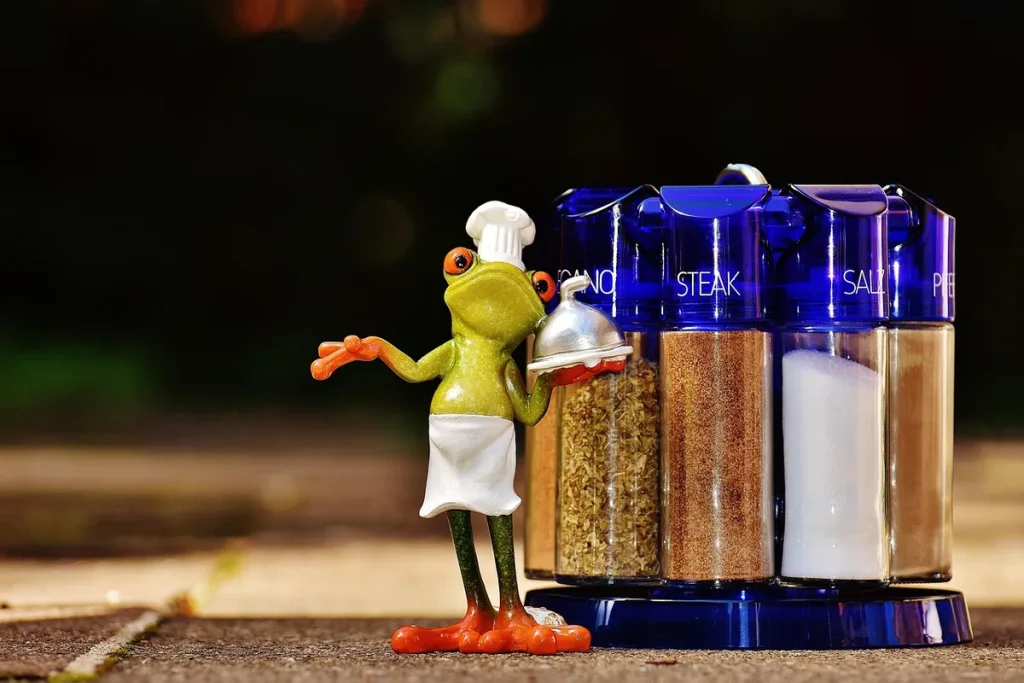 Mains arrangeant des légumes frais et surgelés sur un plan de travail de cuisine