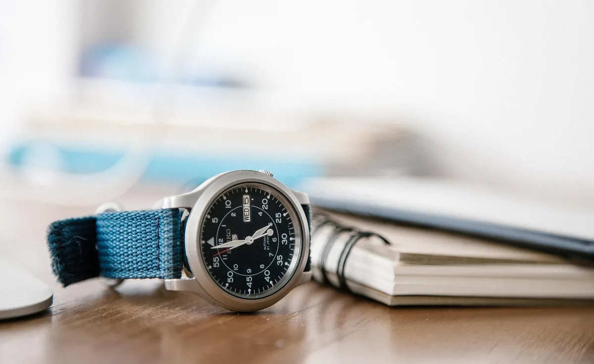 Essai d'une montre sur un poignet féminin montrant les proportions