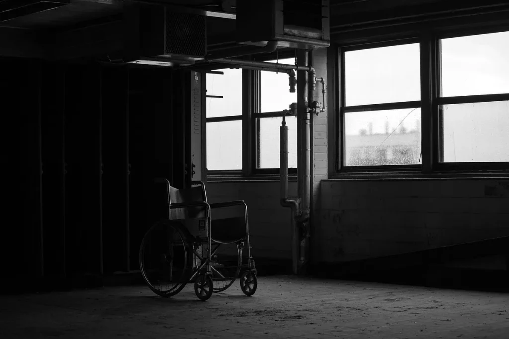 Couloir d'hôpital désert avec un fauteuil roulant et une blouse accrochée, ambiance urgente