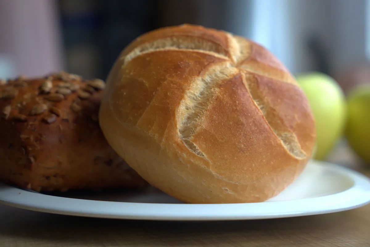 Personne anonyme tenant une fourchette près d'une assiette équilibrée