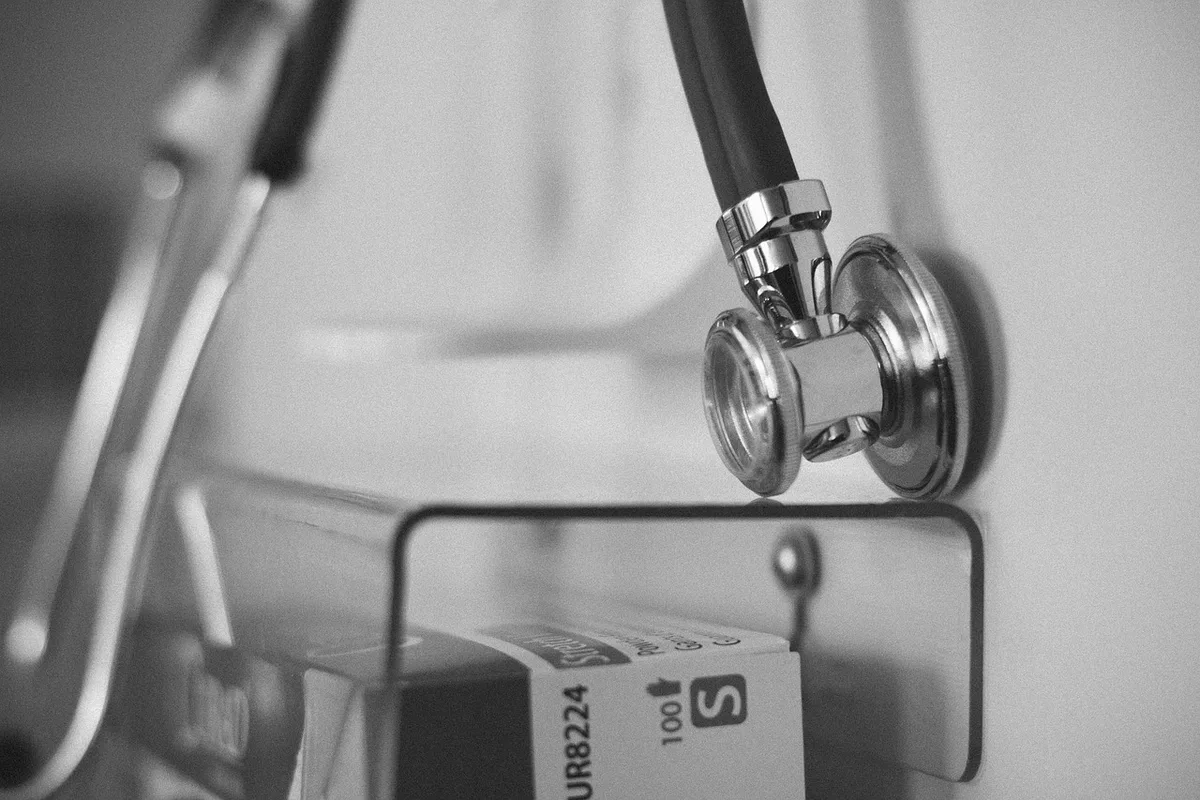 Personne de dos en salle d'attente médicale symbolisant dépistage