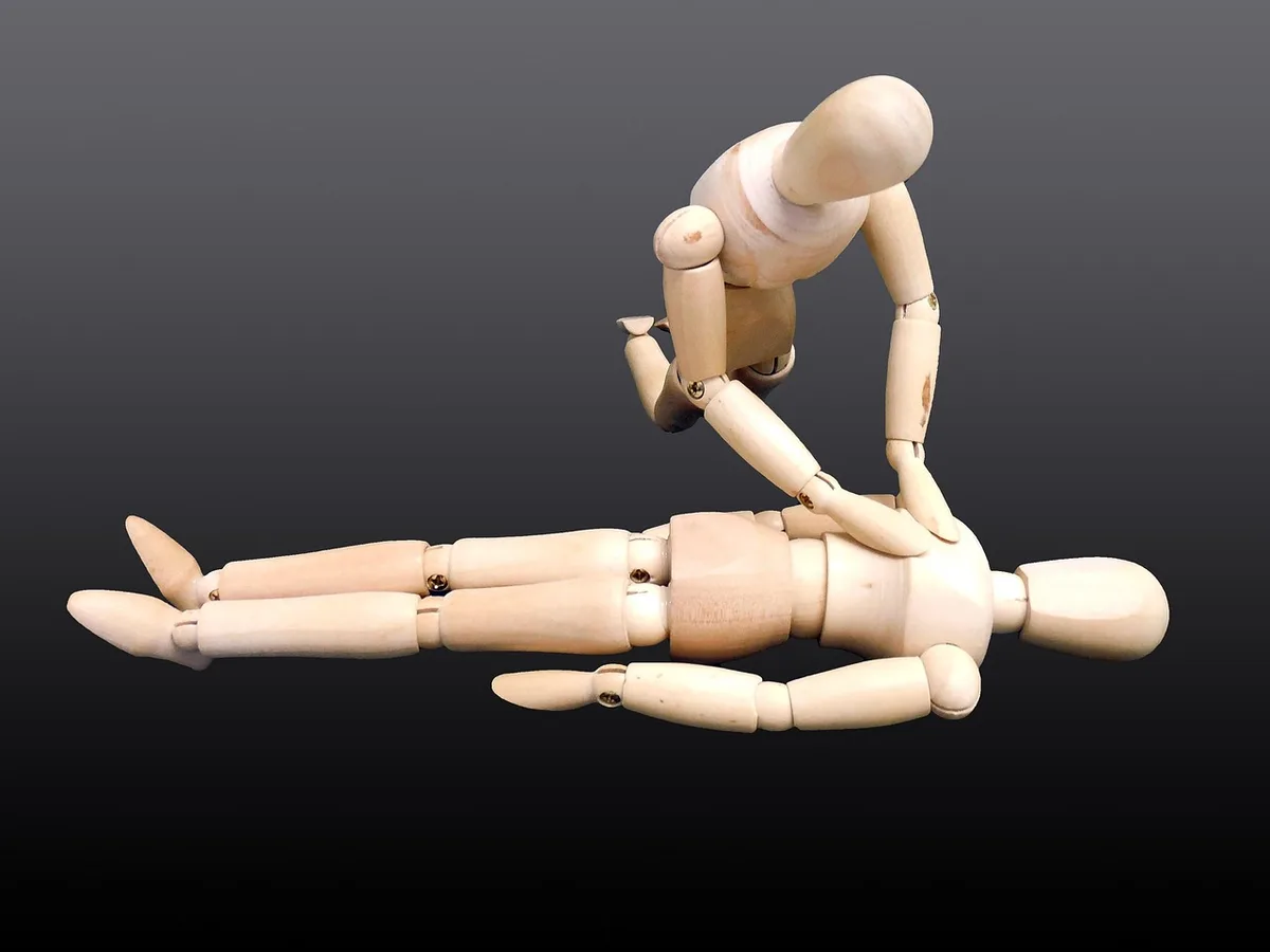 Adolescent subissant un examen cardiaque avec stéthoscope et tensiomètre en cabinet médical