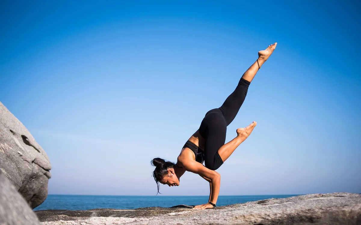 Femme pratiquant une activité physique régulière pour améliorer son bien-être