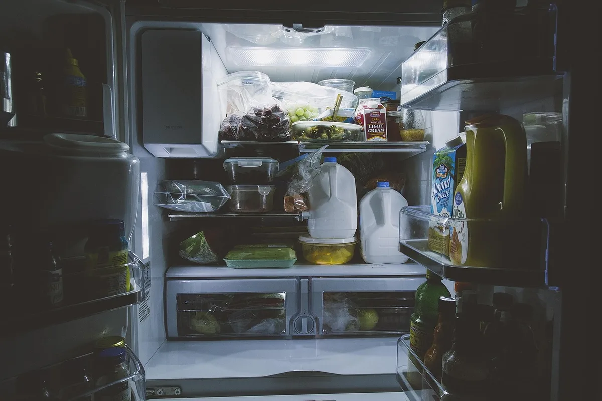 Contenants hermétiques remplis de fruits et légumes rangés dans un réfrigérateur
