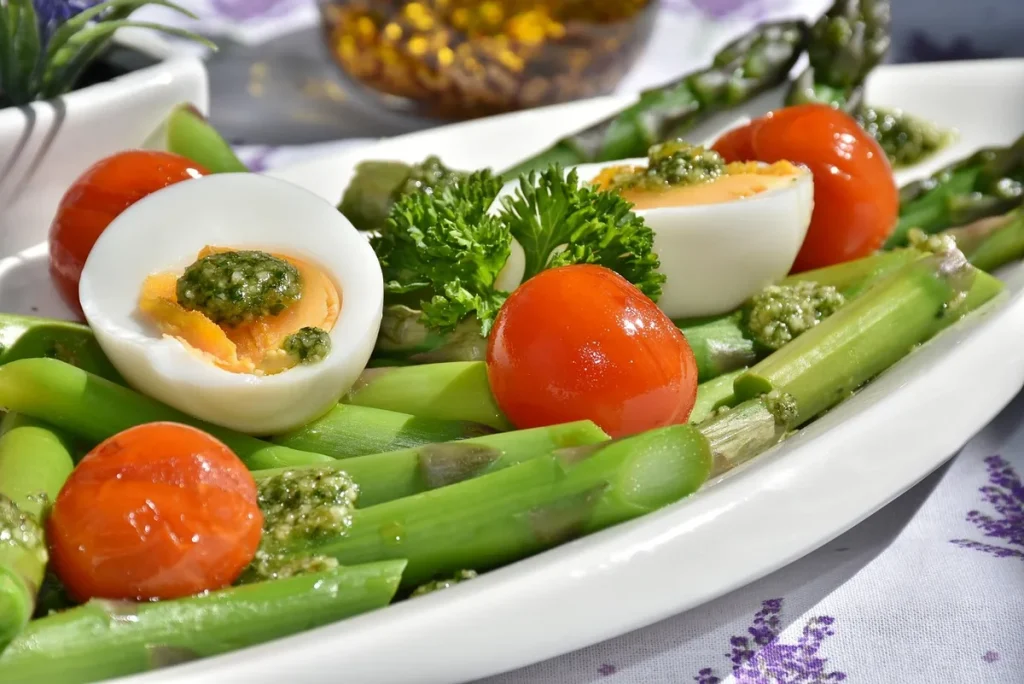 Légumes frais coupés et rangés dans des contenants hermétiques sur un plan de travail