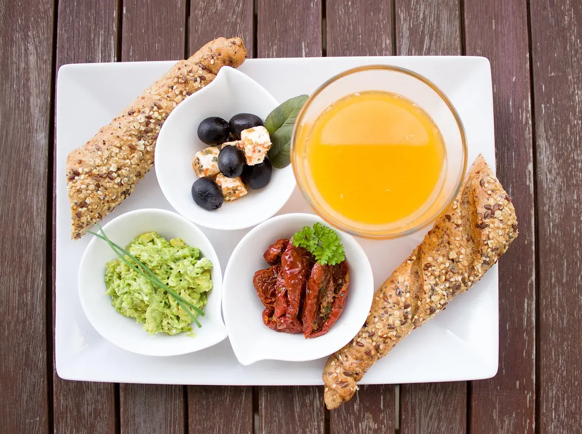 Assiette équilibrée avec protéines et glucides complexes pour le dîner