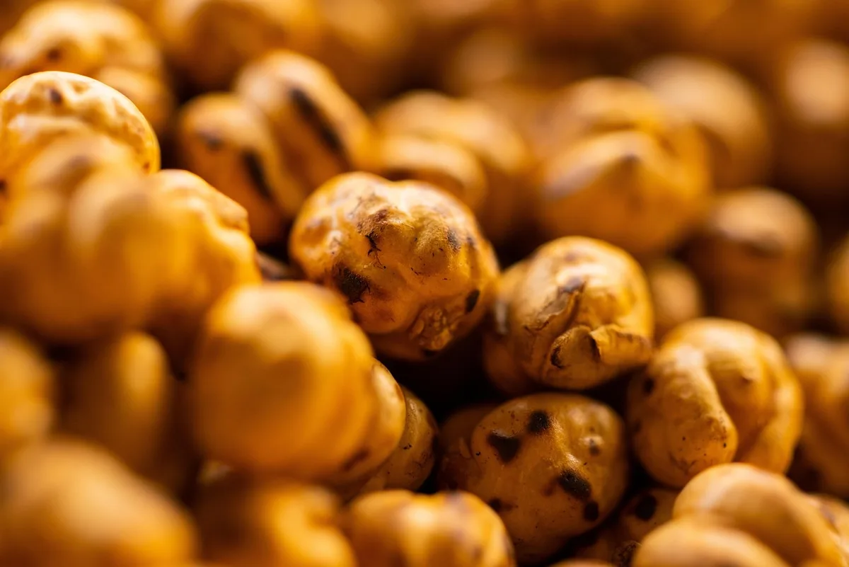 Étagère de cuisine en journée avec bocaux de lentilles, pois chiches et riz