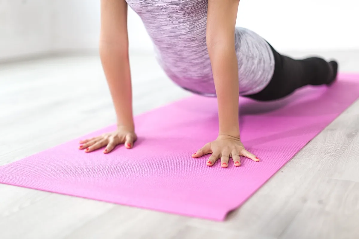 Personne assise près d'une fenêtre pratiquant une respiration consciente