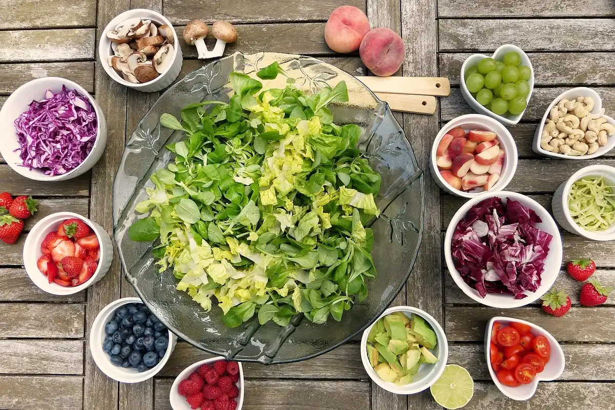 Intérieur de frigo organisé avec bocaux étiquetés, légumes lavés et étagères claires