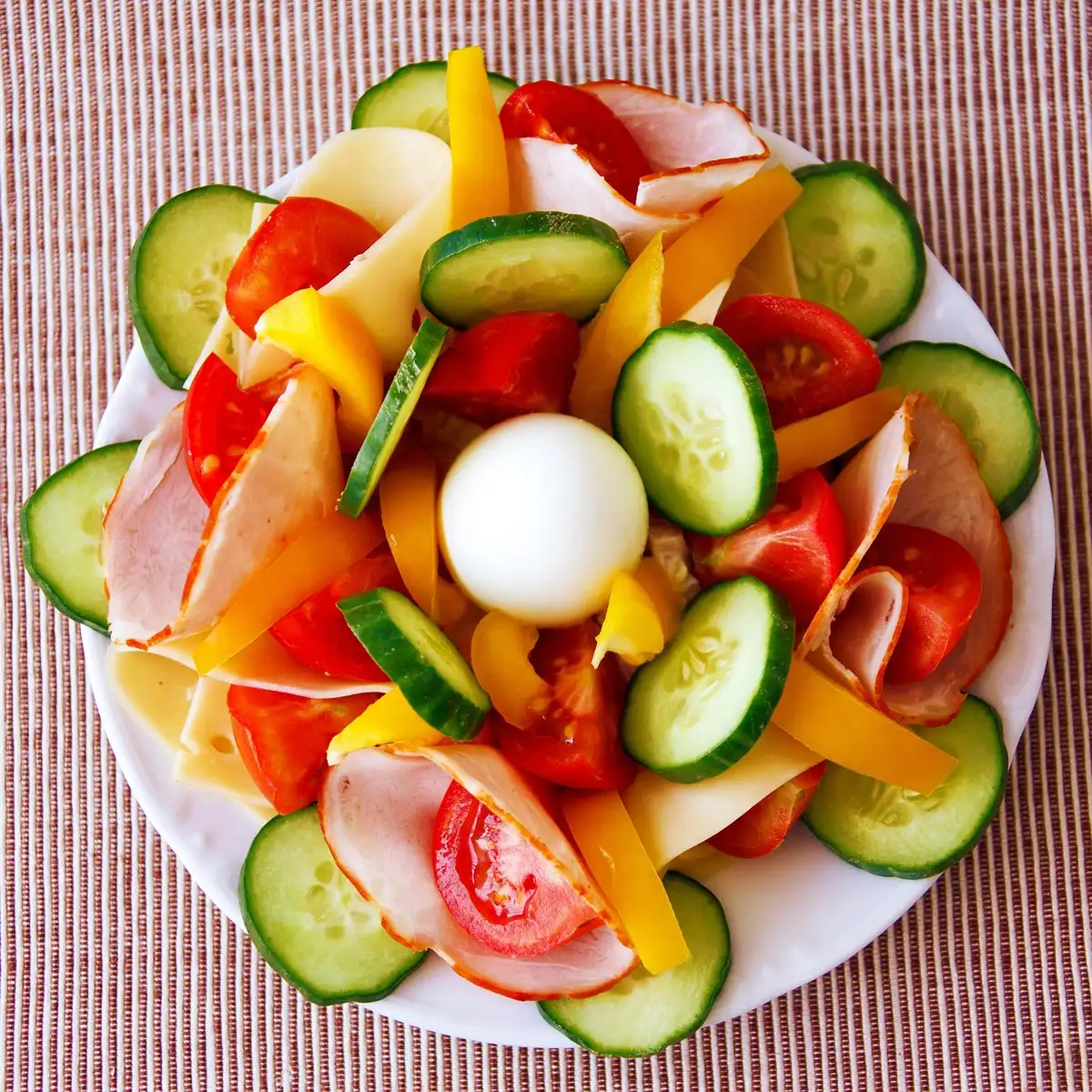 Assiette équilibrée avec légumes, céréales complètes et protéines