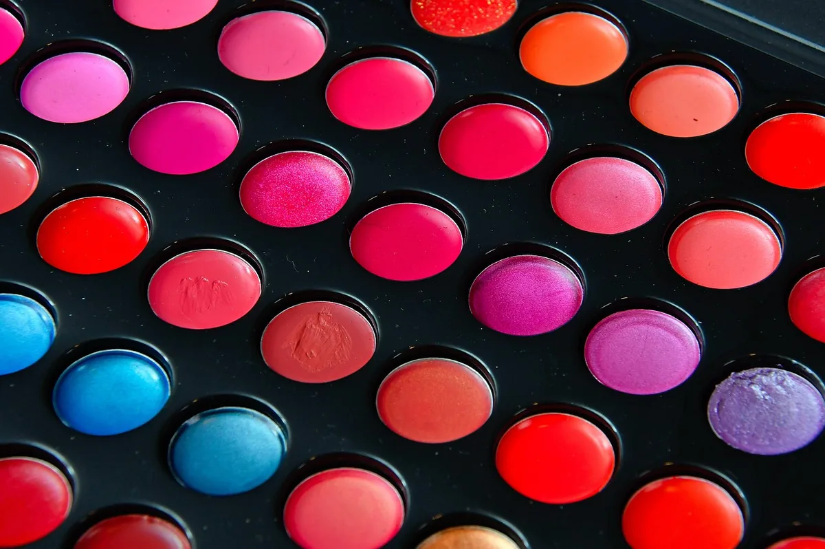 Palette de nuances de crayon khôl et roue chromatique illustrant les couleurs complémentaires