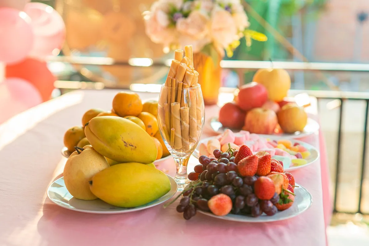 Assortiment de fruits et légumes frais sur un plan de travail de cuisine