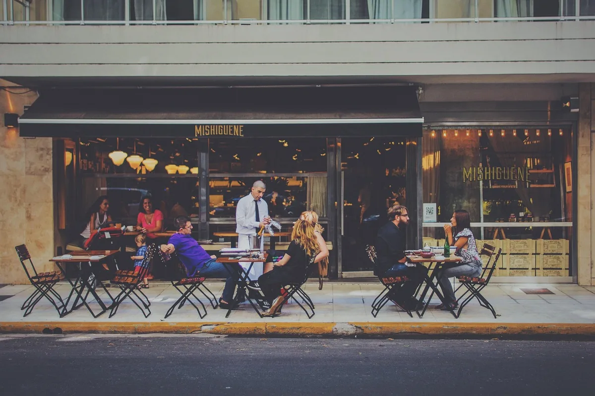 Groupe de personnes autour d'une table de restaurant conviviale