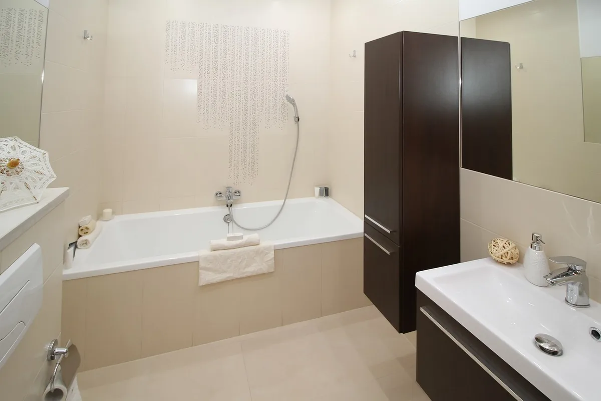 Personne dans une cabine essayant un vêtement devant un miroir plein longueur