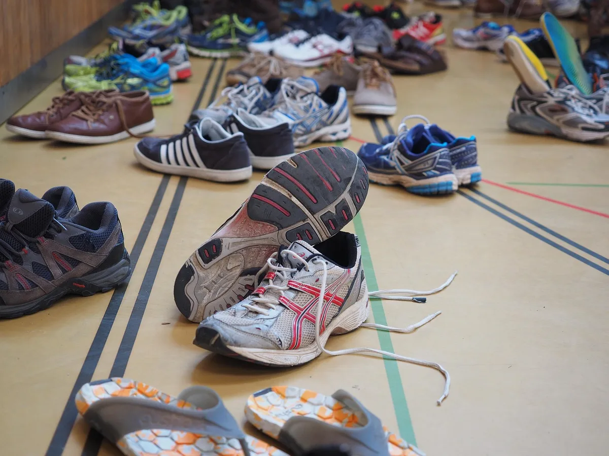 Chaussures et accessoires posés à côté d'un vêtement pour vérifier les assortiments