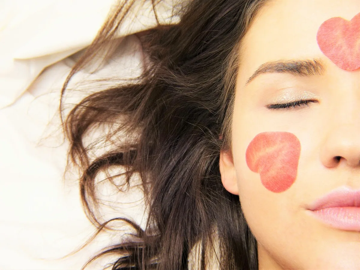 Gommage et exfoliation du visage lors d'un soin en institut