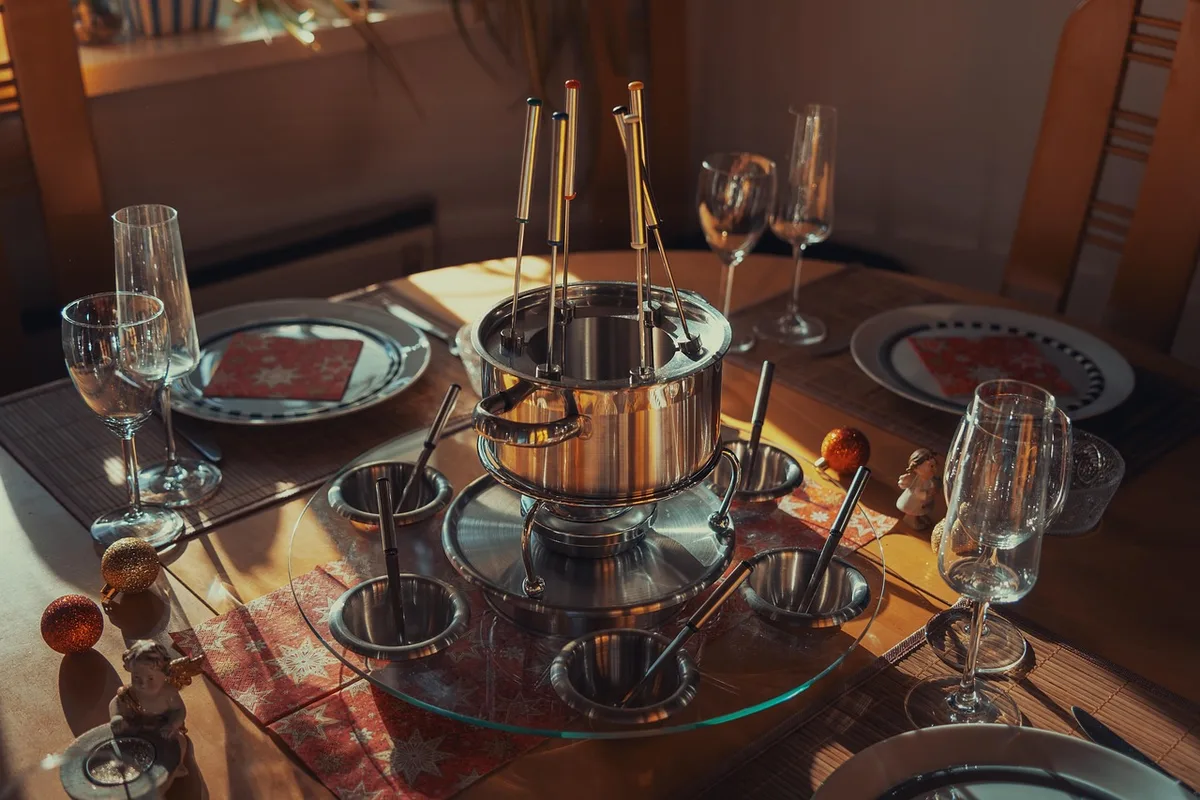 Planche d'inspiration pour thème de soirée sur une table bien éclairée