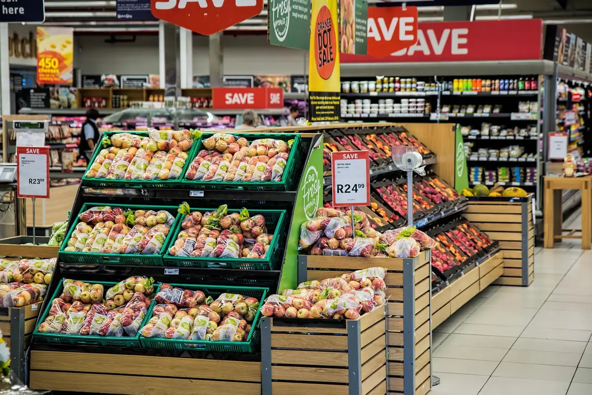 Personnes avec sacs de shopping en boutique pendant les soldes d'été