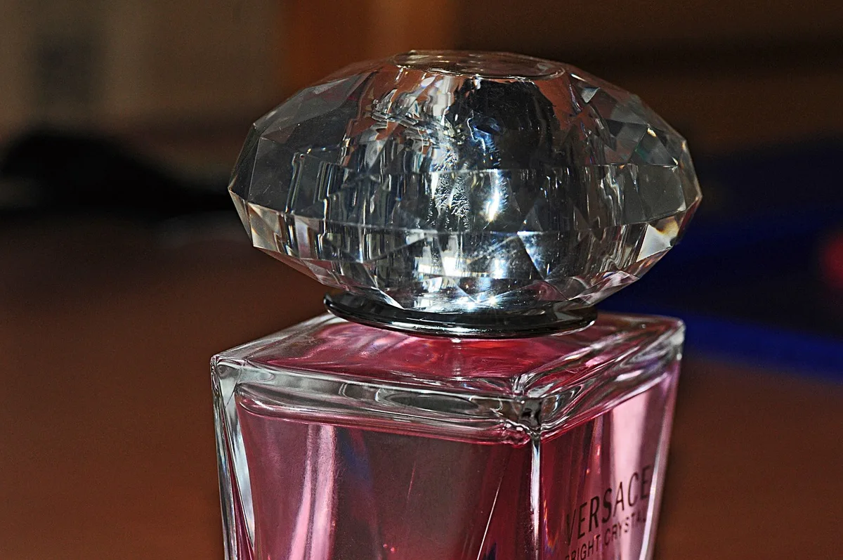 Miniatures de parfum et vaporisateurs de poche pour emporter partout