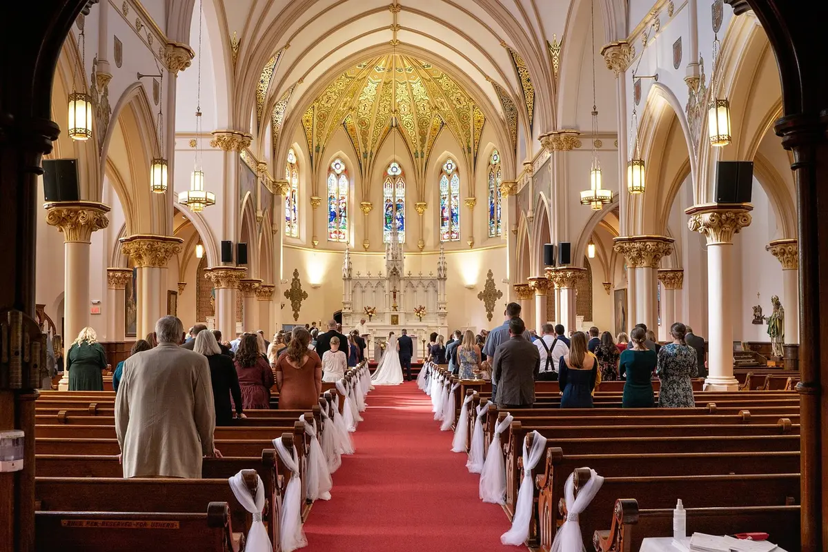 Invitée devant différents styles de lieu de mariage (mairie, campagne, château)
