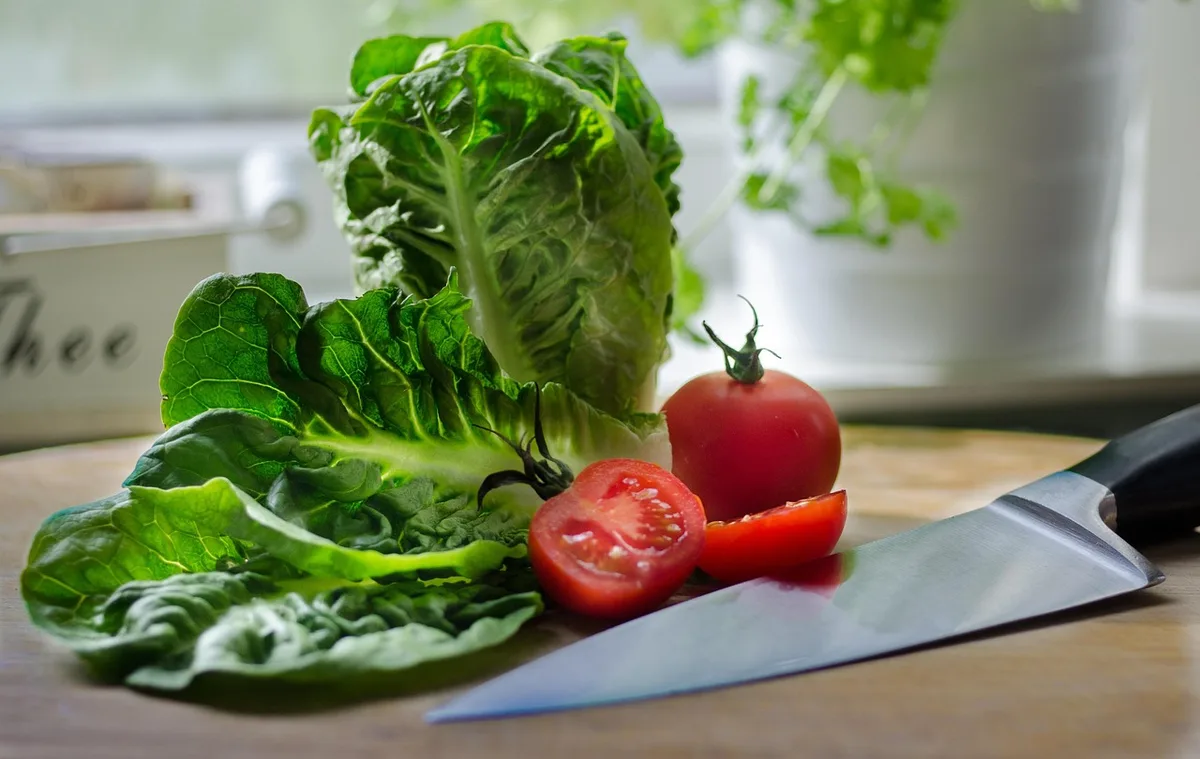 Tomates fraîches entières et coupées préparées pour une salade