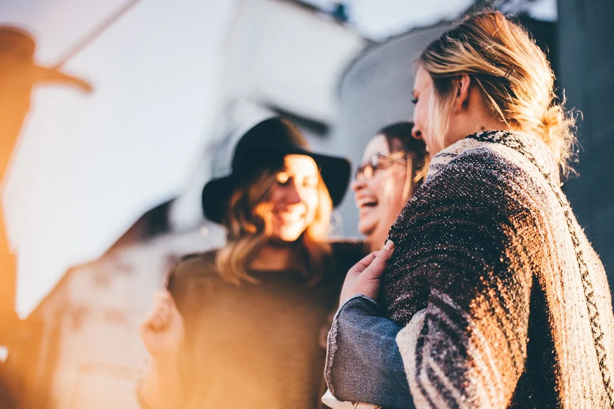 Groupe de personnes souriantes en conversation intergénérationnelle
