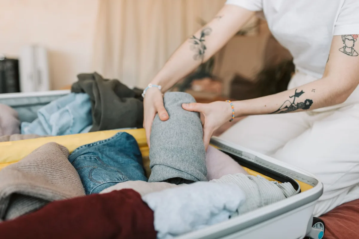 Valise organisée avec cubes de rangement et trousse de toilette