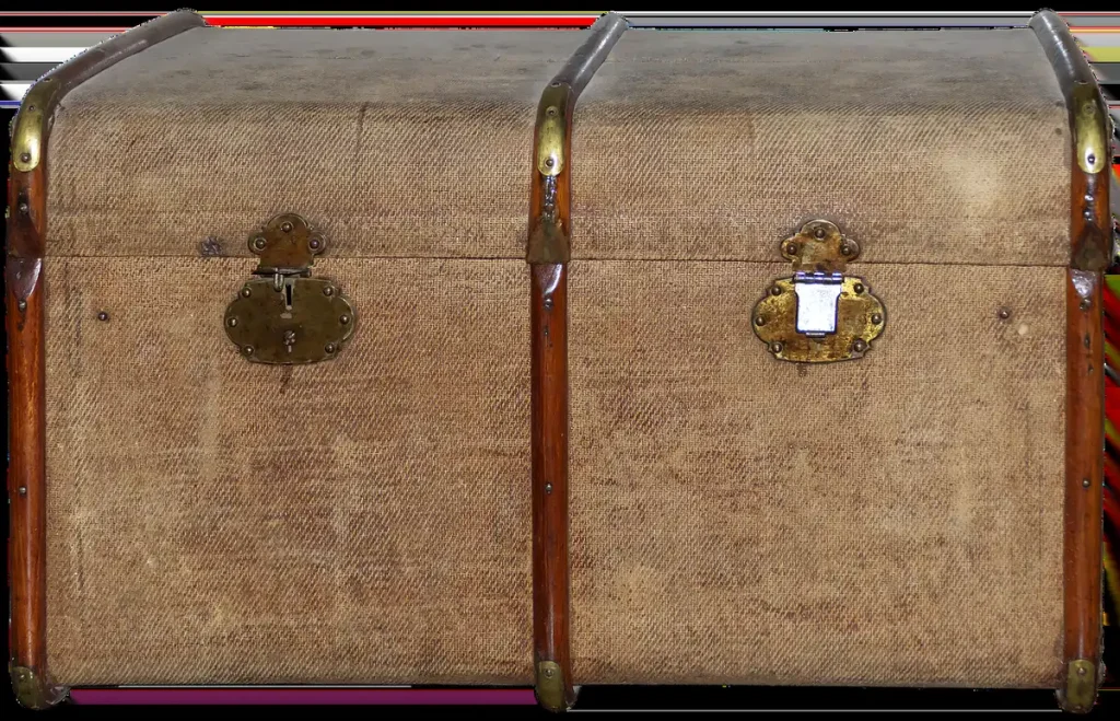Valise cabine ouverte avec vêtements pliés, gourde et sac bandoulière au bord d'une fenêtre en journée