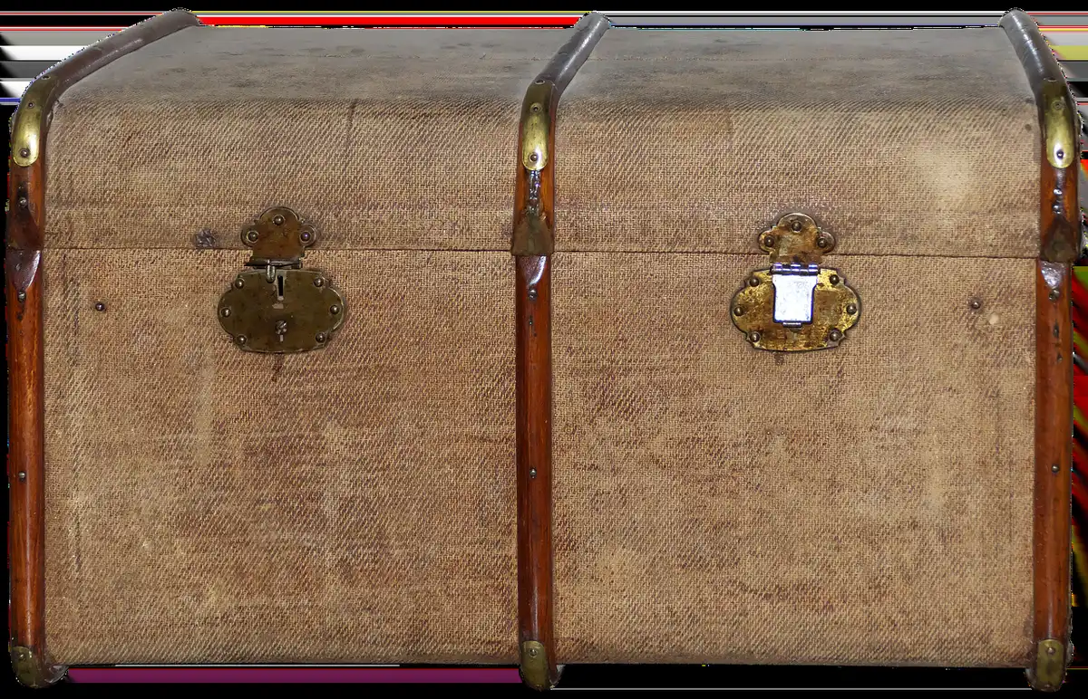 Valise cabine ouverte avec vêtements pliés, gourde et sac bandoulière au bord d'une fenêtre en journée