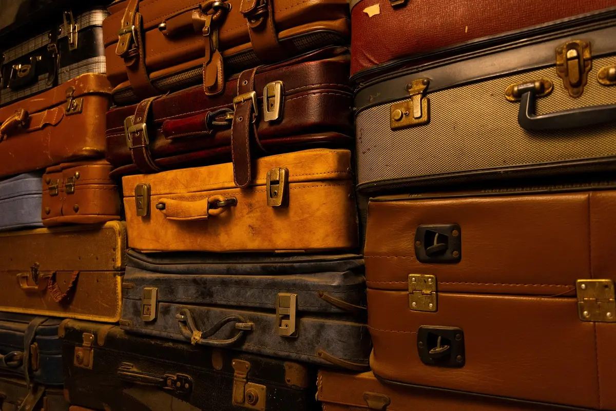 Valise ouverte avec quelques vêtements polyvalentes soigneusement sélectionnés