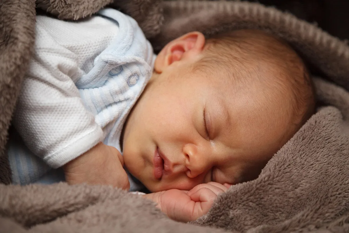 Consultation pédiatrique lumineuse avec un médecin préparant une vaccination pour nourrisson