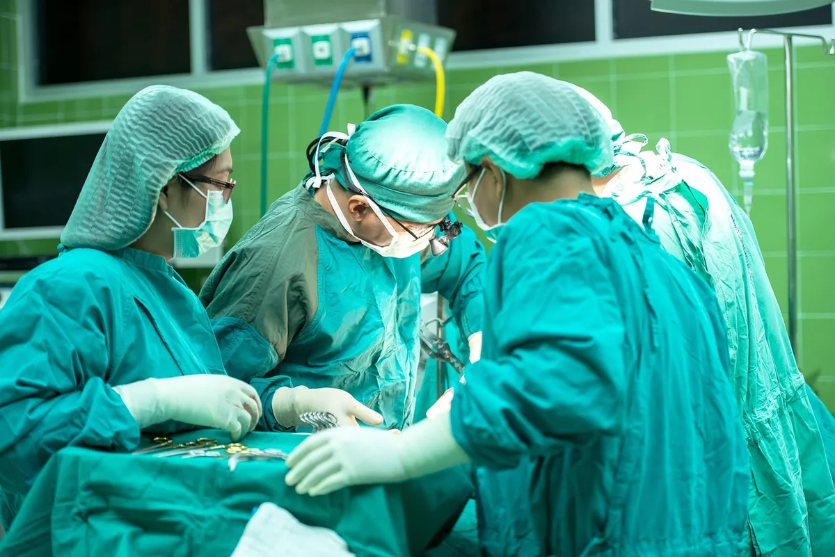 Patient discutant vaccination avec un médecin dans un cabinet lumineux